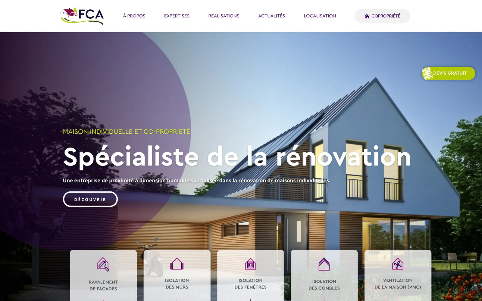 Accueil de fca-renovation.com : « Spécialiste de la rénovation » sur une maison à bardage bois, un arc prune en fond, et cinq vignettes d'expertise au pied du visuel.